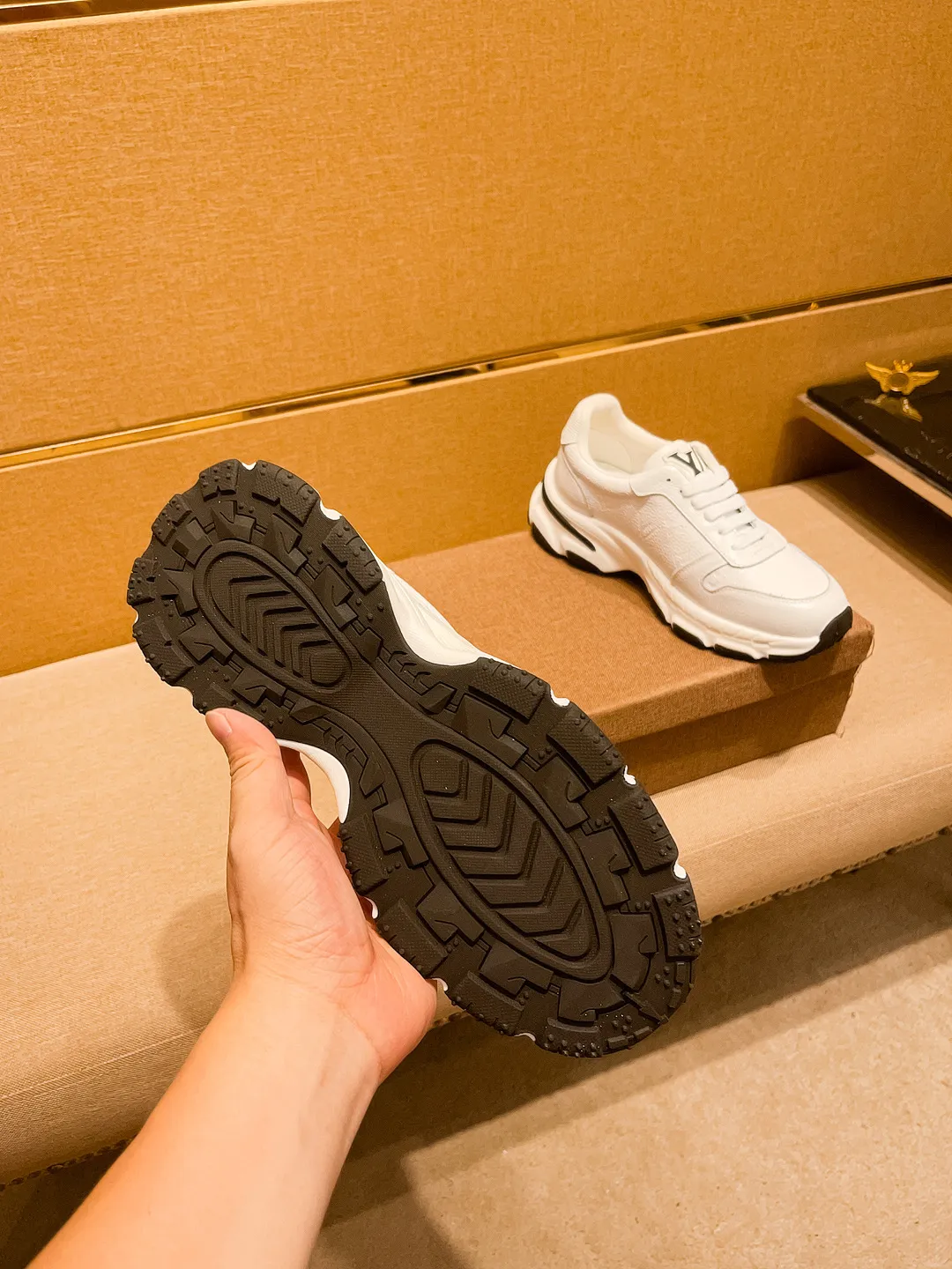 Men's shoes💰 460💰👍[LV]🔥🔝Louis Vuitton, a high-end men's shoe brand, official website 1:1 latest masterpiece: the upper is made of Italian imported first-layer cowhide🔥Official website original special technical cloth fabric matching🔥Original comfortable and breathable lining➕Original designated non-slip outsole🔥Make walking more convenient and comfortable! An exclusive new model, a stunning work, a beautiful 1:1 replica [color] compared to the official quality! Create a fashionable personality to set off your uniqueness! A must-have for trendy men! 🔥, sizes: 38-44. color:.     2⃣️colors available🔥
